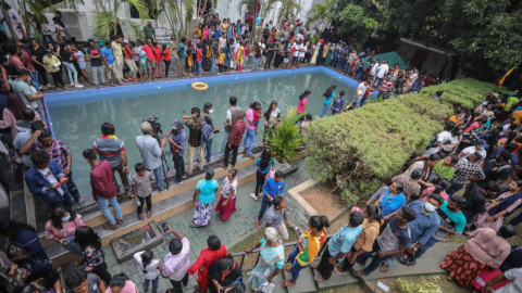 Momento en que los manifestantes irrumpieron en la residencia del presidente de Sri Lanka, en rechazo a la crisis económica, el 10 de julio de 2022.