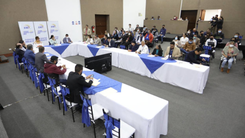 Miembros de las organizaciones políticas, en una reunión con el CNE sobre los porcentajes de mujeres y jóvenes, este 6 de mayo de 2022.