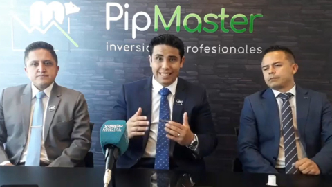 De izq. a der. Luis Pailacho, vicepresidente, Cristhian Jumbo, gerente, Diego Vega, jefe de sucursal de Manta, de PipMaster, durante una entrevista en Manabí, en agosto de 2020.