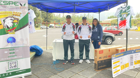 El Coronel Víctor Villavicencio, rector de la ESPE, inscribiéndose para la carrera de 10 kilómetros. 