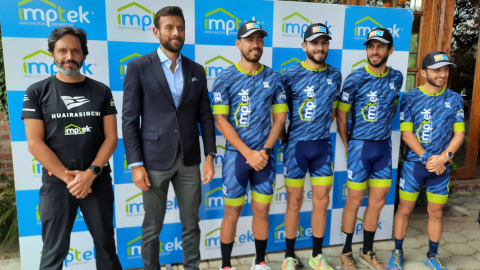 Santiago López, Sebastián Palacios y los competidores del Huairasinchi, en Puembo, el 14 de julio de 2022.