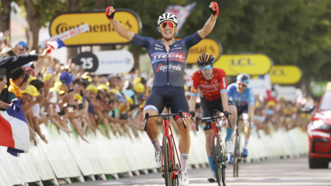 El ciclista Mads Pedersen levanta sus brazos después de ganar la Etapa 13 del Tour de Francia, el 15 de julio de 2022.