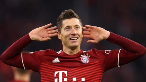 Robert Lewandowski festeja un gol con el Bayern ante el Salzburgo por Champions League en 2021.