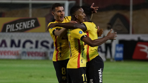 Los jugadores de Barcelona se abrazan después de un gol ante Técnico Universitario en Ambato, el 16 de julio de 2022.