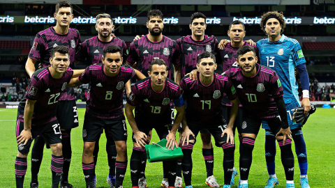 Los jugadores de la selección mexicana se forman ante de jugar un partido por las Eliminatorias de la Concacaf, en marzo de 2022.