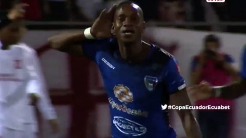 Kevin Rodríguez, delantero de Imbabura, celebra un gol ante Liga de Quito por copa Ecuador, el 19 de julio de 2022.