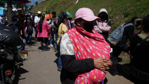 Personas hacen fila en los exteriores de Emaseo para buscar un trabajo, el 15 de julio de 2022.