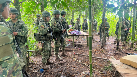 Miembros de las Fuerzas Armadas durante el hallazgo a una base abandonada de una de las disidencias de las FARC, en Esmeraldas, el 23 de julio de 2022. 