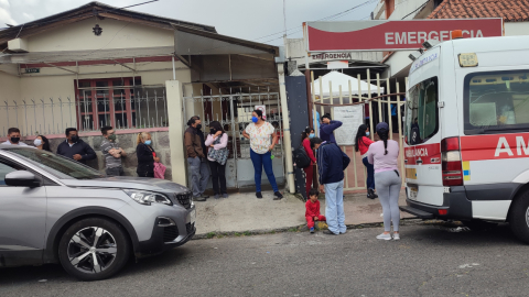 Personas hacen fila para realizarse una prueba de Covid-19, en el centro de salud de Conocoto, el 25 de julio de 2022.