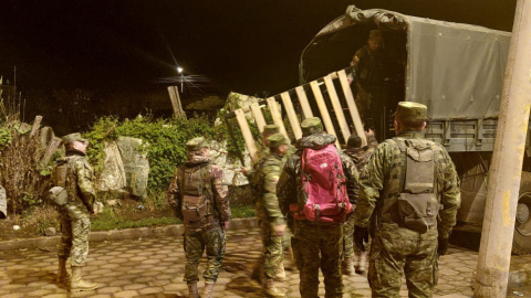 El Servicio Nacional de Gestión de Riesgos, en coordinación con Fuerzas Armadas entregó ayuda humanitaria a los habitantes del barrio Santa Teresita de la parroquia La Libertad, en el cantón Espejo, tras el sismo de 5,2 en Carchi, el 25 de julio de 2022.