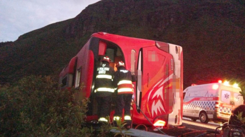 Imagen del siniestro de tránsito de un bus de la cooperativa Putumayo, en la vía Pifo-Papallacta, el 25 de julio de 2022.