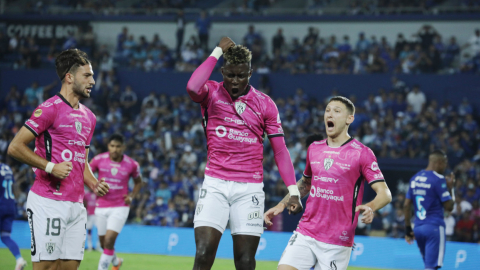 Los jugadores de Independiente del Valle festejan un gol ante Emelec, en Guayaquil, el  17 de julio de 2022.