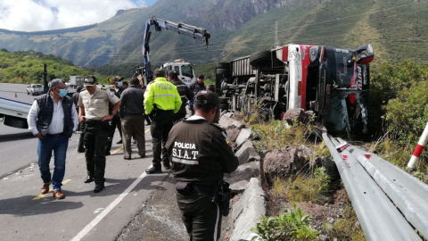 Un bus de la cooperativa Putumayo tras un accidente en la vía Pifo-Papallacta, el 25 de julio de 2022.