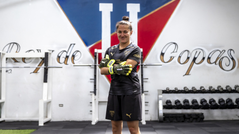 Melanie Gutiérrez posa con el uniforme de Liga de Quito, el sábado 23 de julio de 2022. 