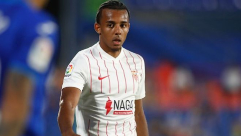 El jugador francés Jules Koundé vistiendo la camiseta del Sevilla FC.