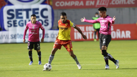 Víctor Figueroa, de Aucas, maneja una pelota en el partido ante IDV, en Quito, el 23 de julio de 2022.