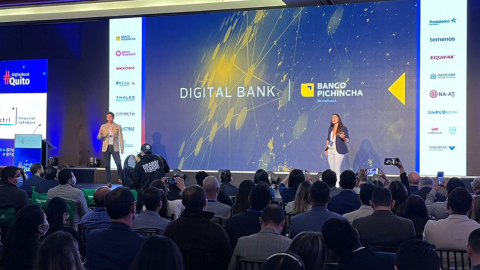 Ariana Solís y José Lascano de Banco Pichincha en el Digital Bank, en Quito, el 28 de julio de 2022.