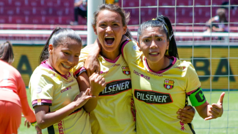 Jugadoras de Barcelona celebran en el partido ante Liga de Quito, en el estadio Rodrigo Paz Delgado, el 31 de julio de 2022.