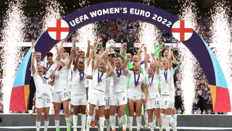 La selección de Inglaterra celebra el título de la Euro Femenina en Wembley el 31 de julio de 2022.