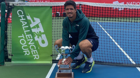 Emilio Gómez, con su trofeo del Challenger de Winnipeg, en Canadá, el 31 de julio de 2022.