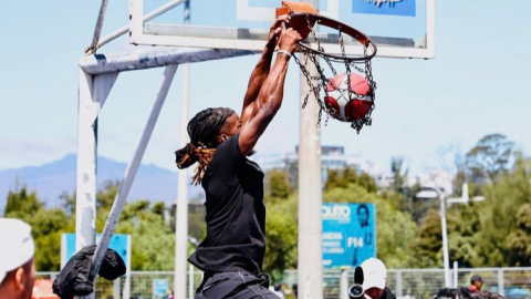 Jimmy Butler, jugando en el Parque La Carolina en Quito, el 31 de julio de 2022.