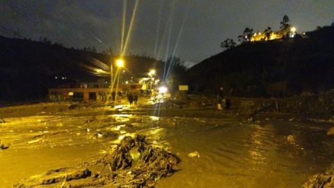 Las intensas lluvias registradas la tarde del 31 de julio en Quito provocaron el desbordamiento de una quebrada en Pomasqui.