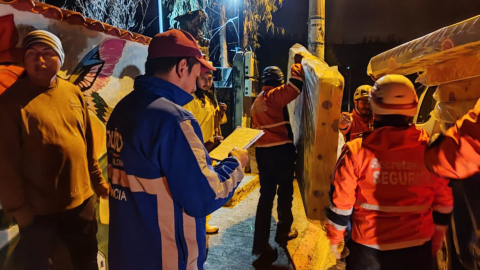 Momento de la entrega de ayuda humanitaria a los barrios afectados en Pomasqui y Calderón, tras las intensas lluvias en el norte de Quito, del 31 de julio de 2022.