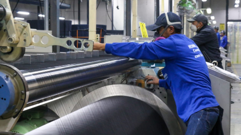 Un trabajador de una empresa del sector textil, en abril de 2022.