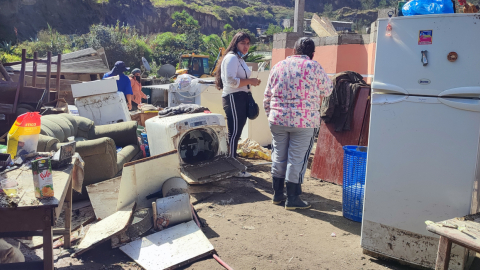 Dos moradoras del barro Santa Clara del Común en medio de electrodomésticos dañados, el 1 de agosto de 2022.