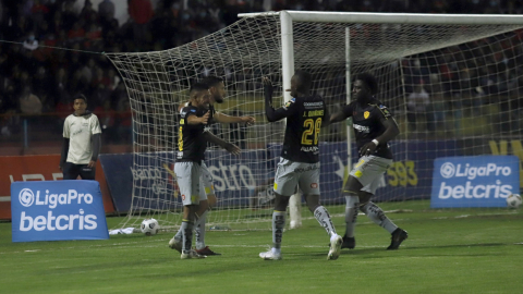 Los jugadores de Aucas celebran un gol anotado frente a Deportivo Cuenca por la Fecha 4 de la LigaPro 2022.