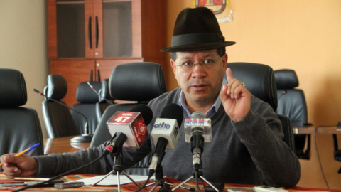 Jorge Guamán, prefecto de Cotopaxi, en rueda de prensa en Latacunga.