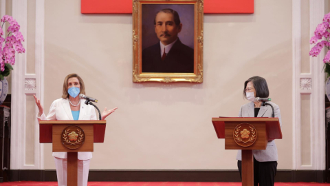 La presidenta de la Cámara de Representantes de Estados Unidos, Nancy Pelosi (izquierda), junto a la presidenta de Taiwán, Tsai Ing-wen, durante una conferencia de prensa en el Palacio Presidencial en Taipei, Taiwán, el 3 de agosto de 2022.