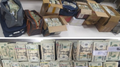 Dinero encontrado en la vivienda de una víctima de sicariato, en Guayaquil, el 3 de agosto de 2022.