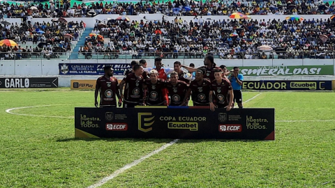 Los jugadores de Mushuc Runa se posan para la foto antes de enfrentar a Vargas Torres, en Esmeraldas, el 3 de agosto de 2022.