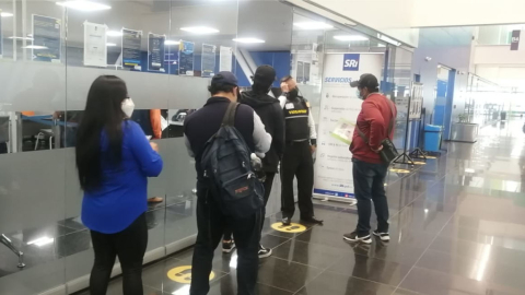 Atención a usuarios en la oficina del SRI ubicada en la Plataforma Financiera de Quito, en julio de 2022.