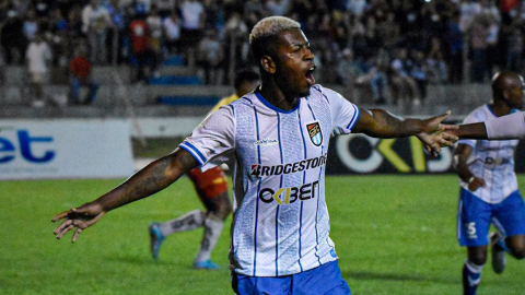 Gabriel Cortez, de 9 de Octubre, celebra un gol ante Aucas por la Copa Ecuador, el 4 de agosto de 2022.