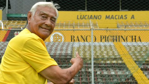 El palco oriental del estadio Banco Pichincha lleva el nombre de Luciano Macías. 