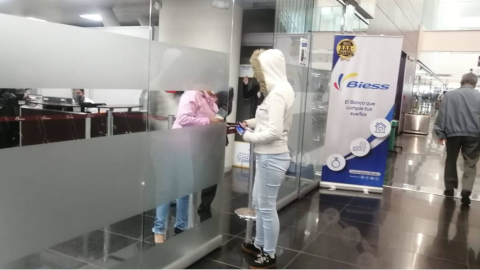 Atención a afiliados y jubilados en las oficinas del Biess, de la plataforma financiera, en julio de 2022.