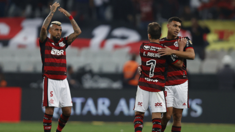 Arturo Vidal (i), Éverton Ribeiro (c) y Thiago Maia, de Flamengo, celebran al final de un partido por Copa Libertadores ante Corinthians, el 2 de agosto de 2022.