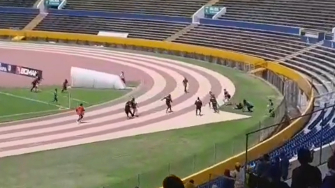 Hinchas del Deportivo Quito golpearon al árbitro Diego Lara después del partido ante el Espoli, el 7 de agosto de 2022.