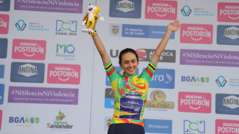 La ciclista ecuatoriana Ana Vivar en el podio luego de ubicarse como la mejor extranjera en la Etapa 1 de la Vuelta a Colombia femenina, el 9 de agosto de 2022.