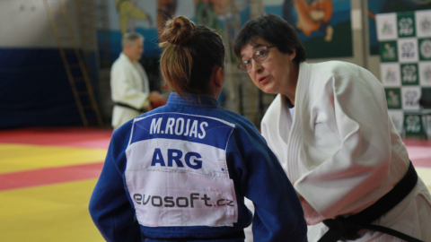 Una judoca argentina se prepara en el Coliseo de la Asociación Provincial de Judo del Guayas, previo al Mundial Junior, el 8 de agosto de 2022.