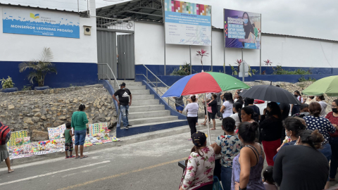 Padres de familia en los alrededores de la unidad educativa Monseñor Leonidas Proaño en Flor de Bastión. Guayaquil 9 de agosto de 2022.