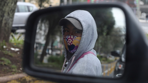 Un niño ecuatoriano trabaja en una calle de Quito. 