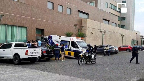 Momentos posteriores a la llegada de William Garzón hijo al Hospital del IESS de Santo Domingo, el 11 de agosto de 2022.