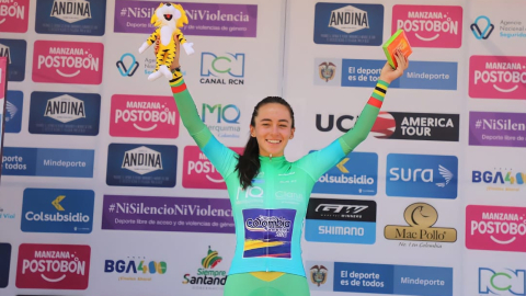 Ana Vivar con la camiseta de líder Sub 23 de la Vuelta a Colombia, el 12 de agosto de 2022. 