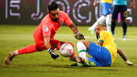 El arquero Hernán Galíndez detiene una pelota ante el delantero Gabigol, durante la Copa América de Brasil, en 2019. 