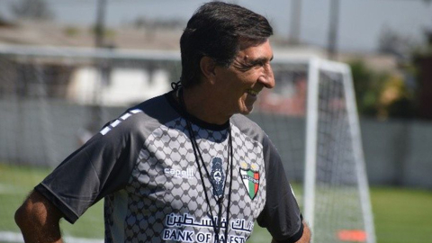 El entranador Gustavo Costas durante un entrenamiento con Palestino, de Chile.