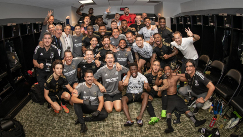 Los jugadores de LAFC celebran el triunfo 5-0 ante Charlotte en el camerino, el 13 de agosto de 2022.