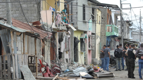 Viviendas destruidas en el barrio Cristo del Consuelo tras una fuerte explosión, en Guayaquil, el 14 de agosto de 2022.